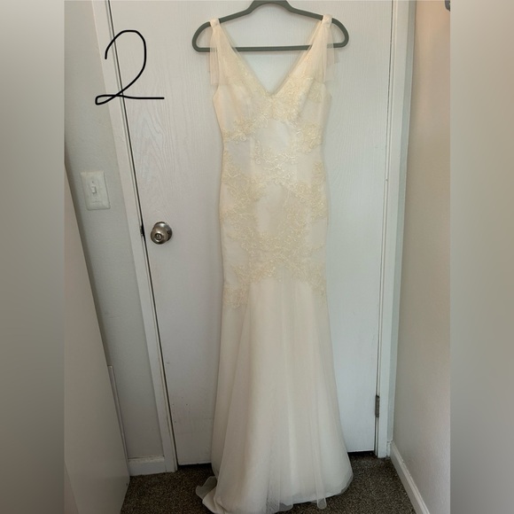 Vera Wang Lace Wedding Gown - Picture 1 of 5